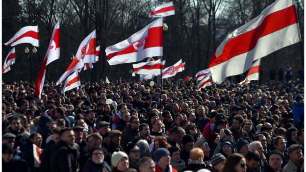 бело-красно-белые флаги на акции к 100-летию Белорусской народной республики, Минск, 25 марта 2018 года