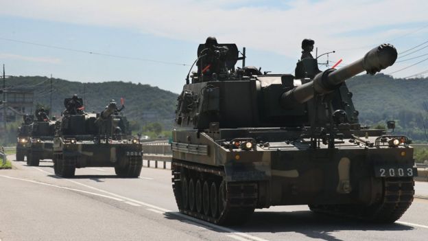 வட கொரிய எல்லை அருகே அமெரிக்க - தென் கொரிய கூட்டு ராணுவப் பயிற்சி.