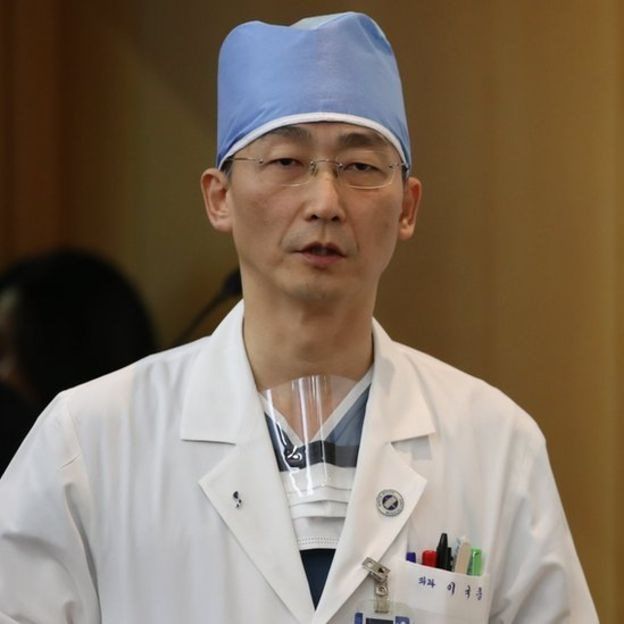 Médico Lee Cook-jong.