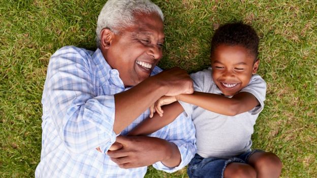 Abuelo haciendo cosquillas