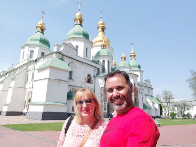 Флавія та Хосе перед церквою у Києві