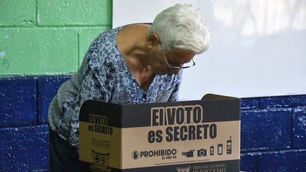 Una mujer vota en las elecciones Costa Rica.