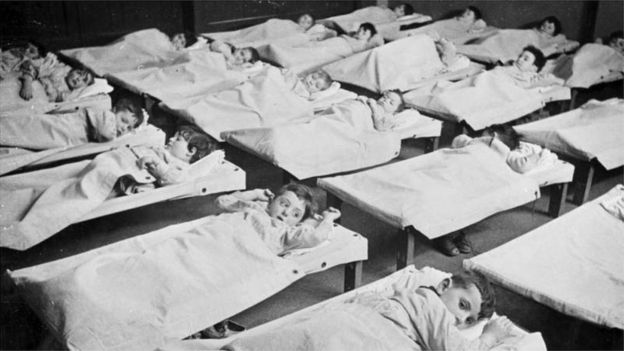 Дети в депортационном центре Амстердама в 1942 году