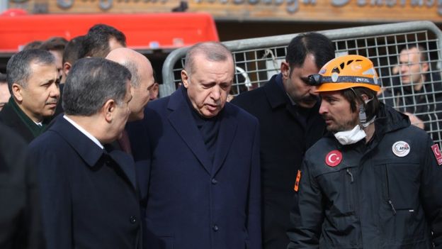 Cumhurbaşkanı Erdoğan, beraberindeki heyetle enkaz alanında incelemelerde bulundu.