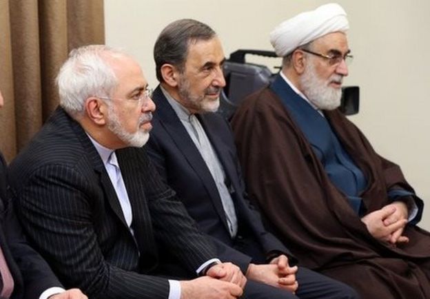 منتقدان آقای خامنه‌ای، علی اکبر ولایتی (وسط) را "وزیر دولت موازی" می‌نامند