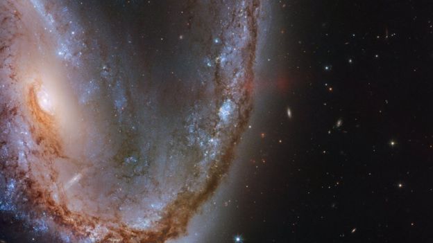 哈勃望远镜拍摄的NGC2442星系