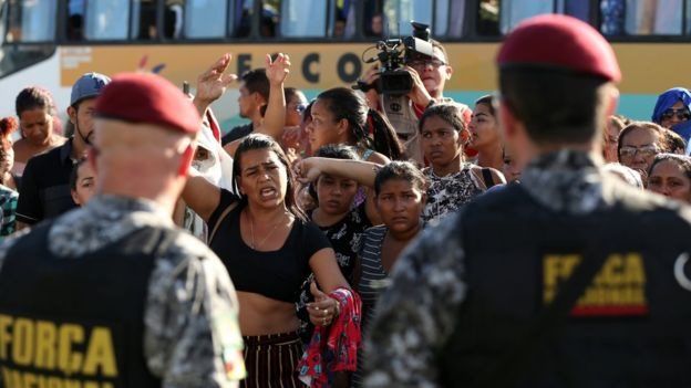 Parentes de presos em Manaus
