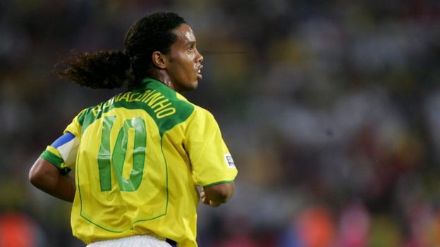 Ronaldinho Gaucho jogando pela seleção brasileira