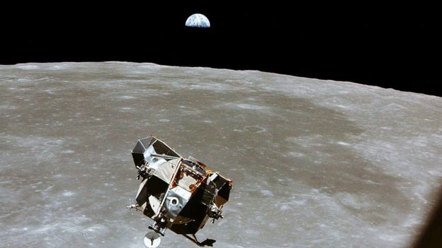 Vista del módulo lunar Águila, la superficie de la Luna y, de fondo, la Tierra.