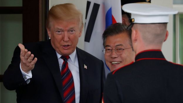 U.S. President Donald Trump (L) welcomes South Korean President Moon Jae-in at the White House in Washington, 22 May 2017.