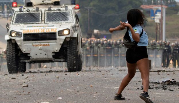 Con piedras, los manifestantes se enfrentaron a las fuerzas de seguridad que no permitían el paso de la ayuda humanitaria.