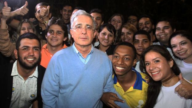 El expresidente colombiano Álvaro Uribe celebró con cientos de seguidores el triunfo del 