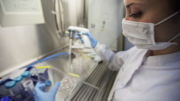 Una investigadora en el laboratorio