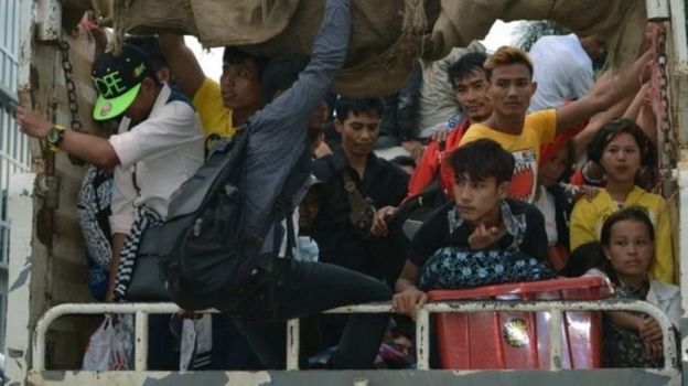 รถบรรทุกของทางการไทยพาแรงงานต่างด้าวชาวพม่าเดินทางออกข้ามพรมแดนจากไทยไปเมียนมาที่อ.แม่สอด จ.ตาก เมื่อวันที่ 1 ก.ค. 2560