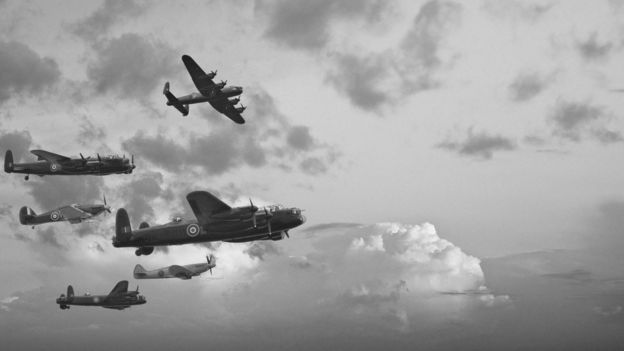 Aviões britânicos durante bombardeio na Segunda Guerra Mundial
