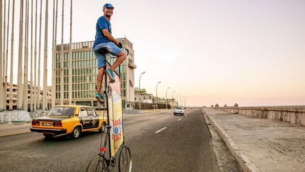 كوبي يصنع الدراجة الأعلى في العالم بطول عشرة أمتار