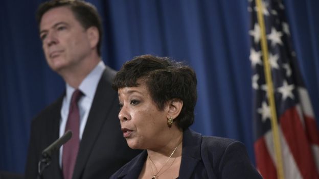 A procuradora-geral dos EUA, Loretta Lynch, fala durante uma conferência de imprensa no Departamento de Justiça, em 24 de março de 2016, em Washington, DC.  À esquerda, o diretor James Comey do FBI