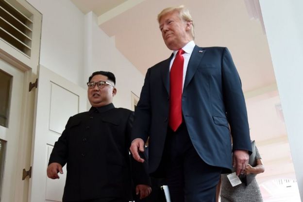Kim Jong-un camina junto a Donald Trump