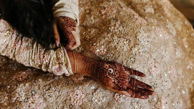 Mano pintada con henna