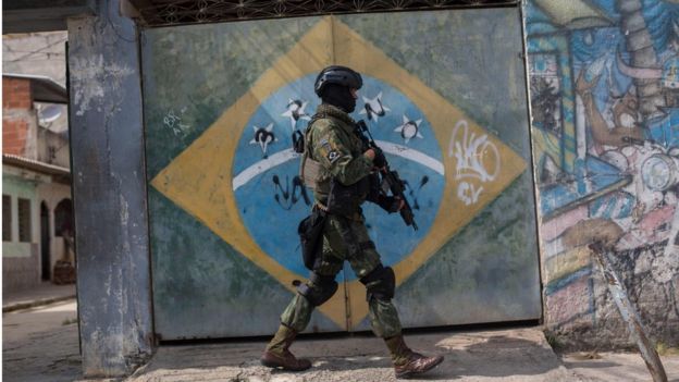 Militar participa de operação no Rio de Janeiro