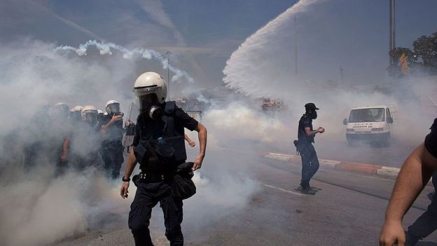Policía antimotines usa chorros de agua y gas lacrimógeno para dispersar a la multitud en una protesta cerca de la Plaza Taksim en Estambul, Turquía, en 2013.