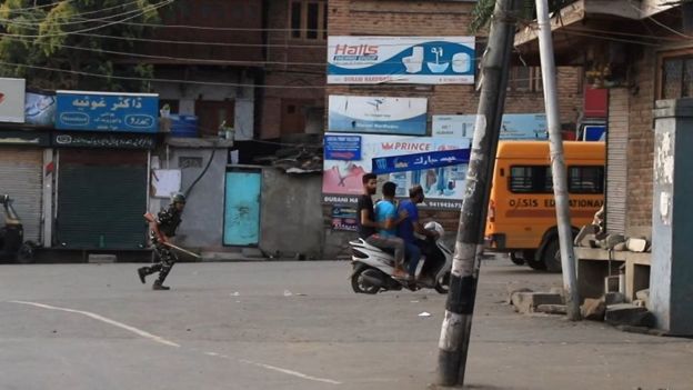 காஷ்மீர் நிலவரம்: "இந்தியா விரும்புவது மக்களை அல்ல, வெறும் நிலத்தை"