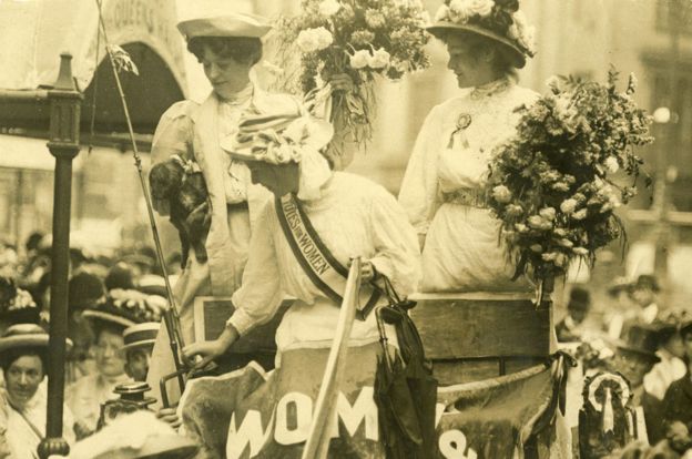 Las sufragistas Edith New y Mary Leigh (ambas con ramos de flores) tras ser liberadas de la cárcel.