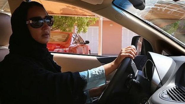 Mujer arabe conduciendo