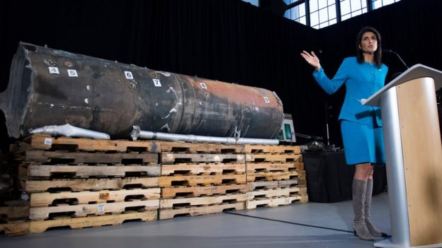 Representante permanente dos EUA para a ONU Nikki Haley gesticula para os restos de um míssil balístico disparado em Riade em novembro