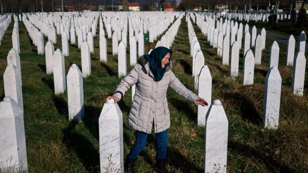 Mujer en cementerio en Bosnia