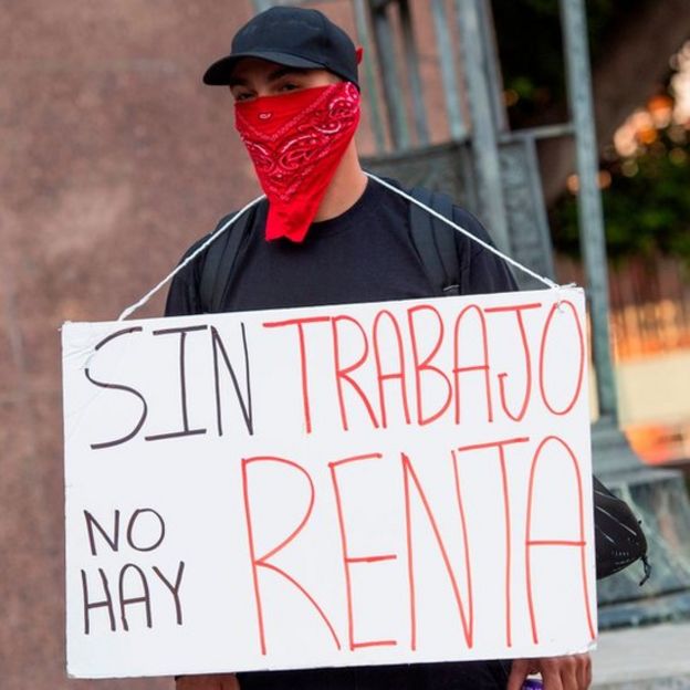 Manifestante latino protesta por la crisis económica en Estados Unidos.