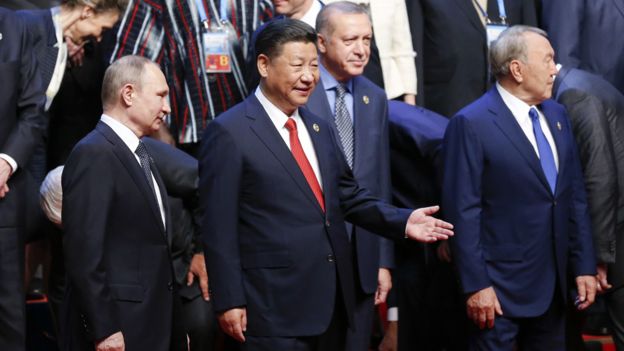 北京“一带一路”国际峰会开幕式上习近平（前中）与俄罗斯总统普京（前左）等各国领袖合照（新华社图片14/5/2017）