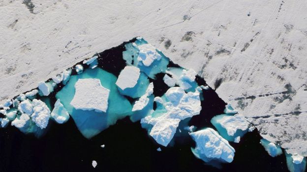 Foto aérea mostra calotas e gelo derretido na Groenlândia