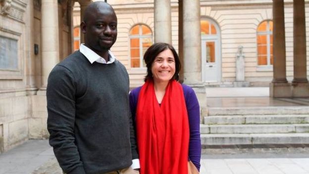 Felwine Sarr et Bénédicte ont remis à Emmanuel Macron leur rapport sur la présence des œuvres d'art africaines dans les musées français.