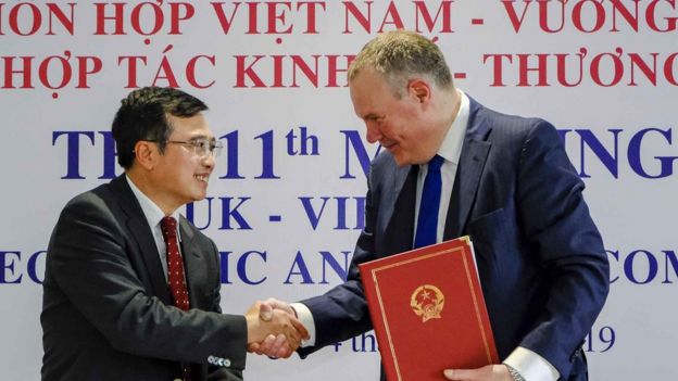 Quốc vụ khanh về chính sách thương mại Vương quốc Anh Conor Burns và Thứ trưởng Bộ Công thương Hoàng Quốc Vương