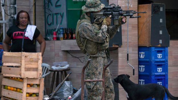 Soldado do Exército em favela do Rio de Janeiro