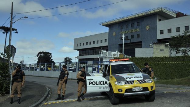 Policiais patrulham sede da Polícia Federal em Curitiba em 8 de abril de 2018