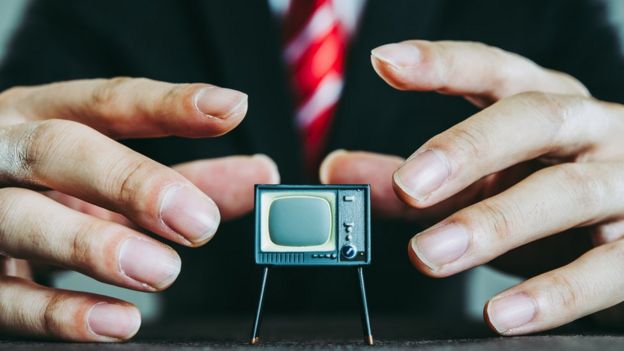 Homem por detrás de TV