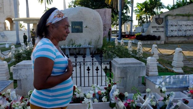 Mujer llora frente a la tumba de Fidel Castro.