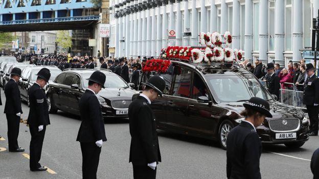 The hearse arrives at Southwark Cathedral