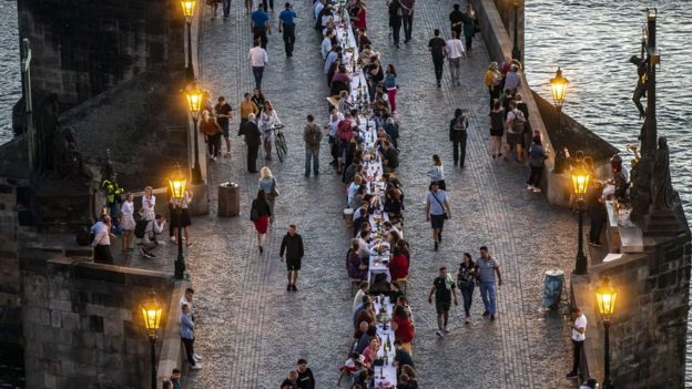 République Tchèque : des citoyens font la fête pour dire « au revoir » au coronavirus (photos)