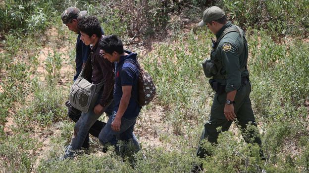Inmigrante indocumentado detenido en la frontera entre México y Estados Unidos.