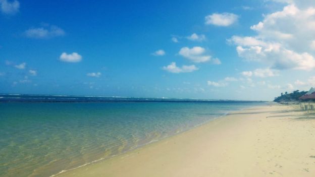 Na praia da Lagoa do Pau, em Coruripe, após publicação de fotos das manchas, praia ficou deserta nesta sexta-feira (11)