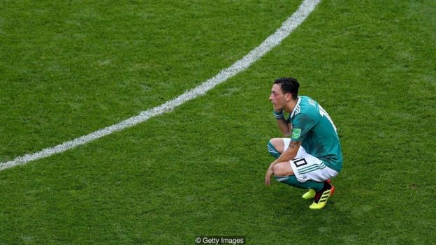 球星厄齐尔在世界杯失利后离开了国家队，他指责队员和球迷搞种族歧视