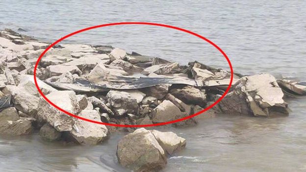 Pedaço de tecido encontrado sobre rochas