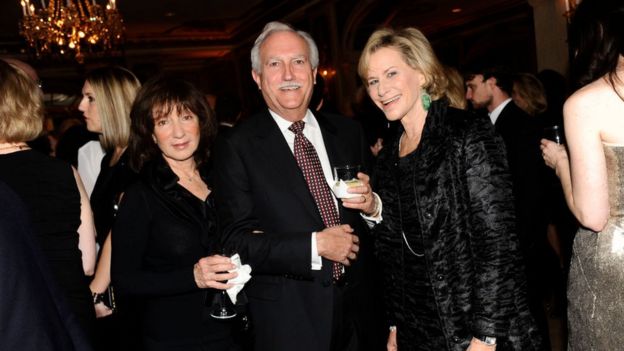 Mike Bezos junto a Jackie Bezos en una fiesta.