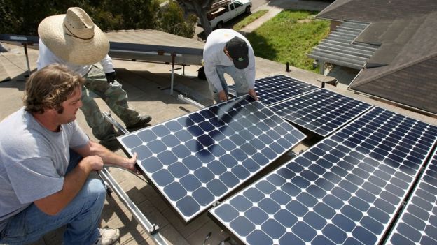 Instalación de paneles solares en una casa de California