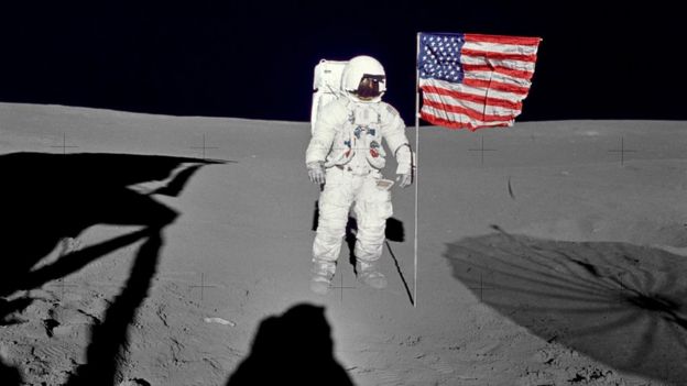 Imagem de astronauta fincando bandeira dos EUA na Lua