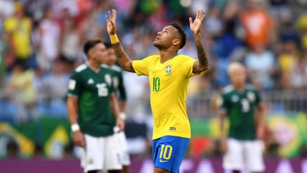 Neymar celebra su gol, el segundo que anota en Rusia 2018.