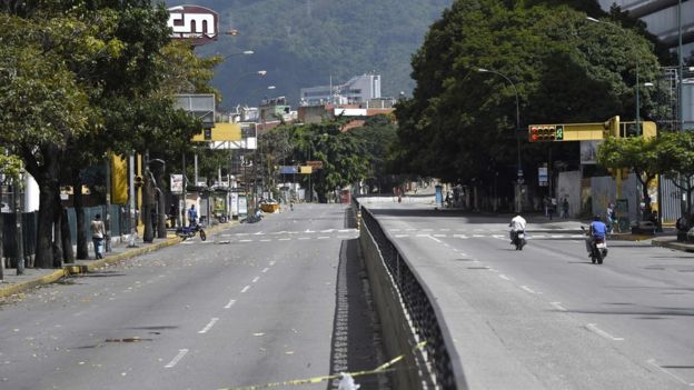 Avenida desierta en Caracas.